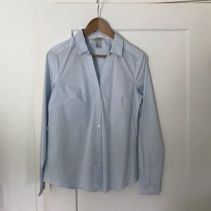 Like New! H&M women's long sleeve button down shirt in pale blue. US size 10.